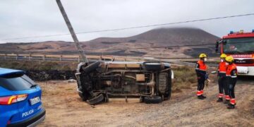 Driver abandons overturned vehicle