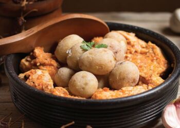 Tuna in mojo with papas arrugadas