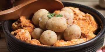 Tuna in mojo with papas arrugadas