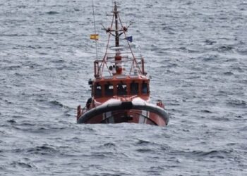Patera rescued after call for help