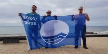 Puerto del Carmen hoists its Blue Flags