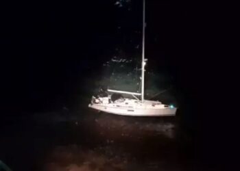 Five people rescued from sailboat stranded at Isla de Lobos