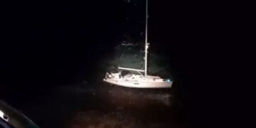 Five people rescued from sailboat stranded at Isla de Lobos