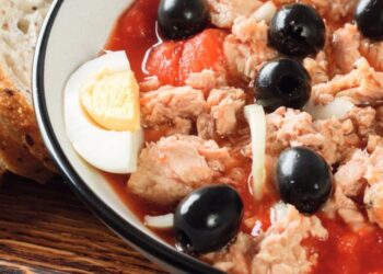 How to make Murcian tomato and tuna salad