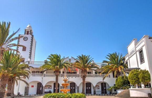 Shopping locally in San Bartolomé