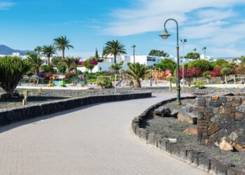 Lorry blocks Femes road