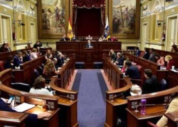Socialists top opinion poll