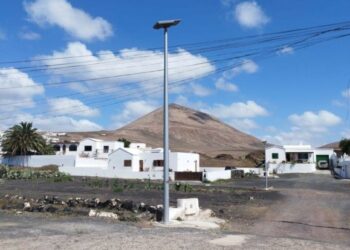 Tías installs solar streetlights