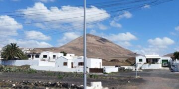Tías installs solar streetlights