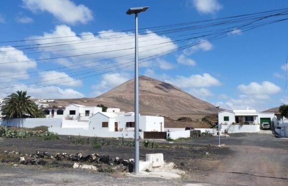 Tías installs solar streetlights