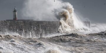 Storm Isha causes flight chaos