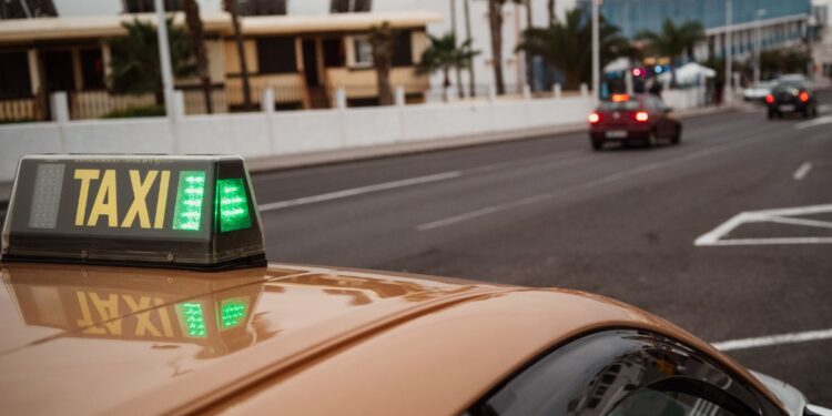 Lanzarote taxi drivers threaten strike