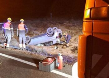 Driver injured after overturning in Teguise