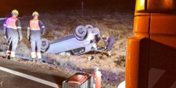 Driver injured after overturning in Teguise
