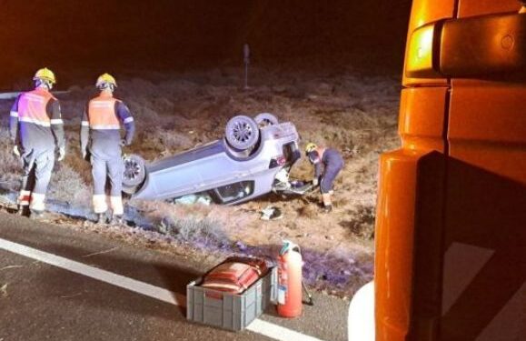 Driver injured after overturning in Teguise