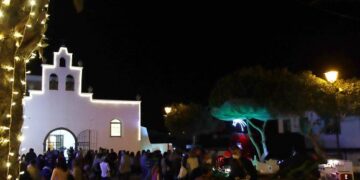 Tías Christmas light switch-on