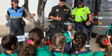 Tías school kids police tour