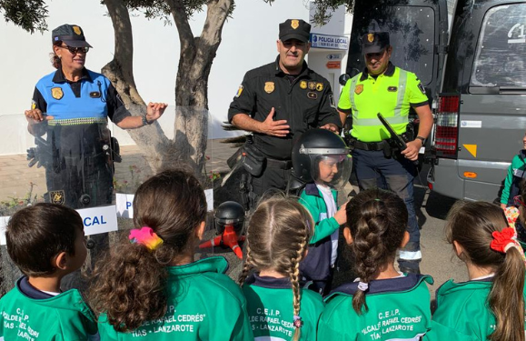 Tías school kids police tour