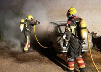 Two cars extinguished in Arrecife