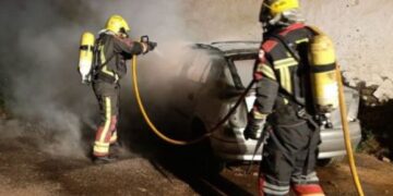 Two cars extinguished in Arrecife