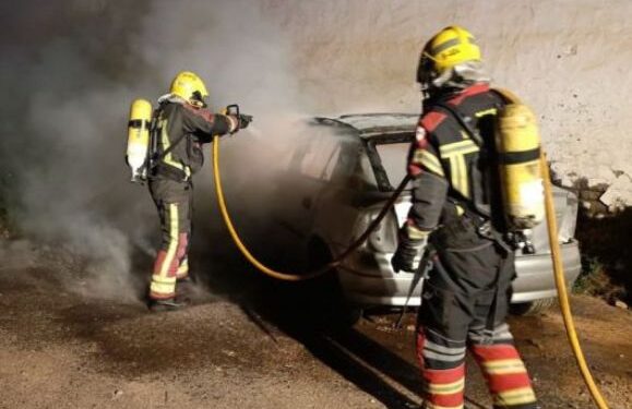 Two cars extinguished in Arrecife