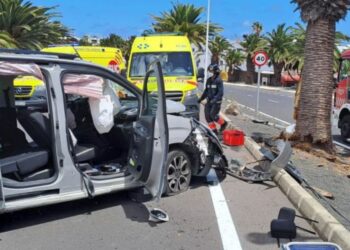 Two injured in car crash in Costa Teguise
