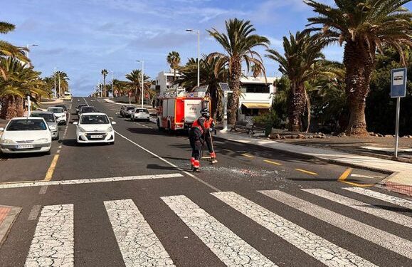 Two injured in traffic accident in Costa Teguise