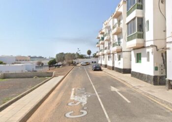 Firefighters rescue “unresponsive” occupant
