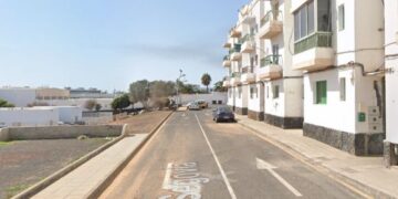 Firefighters rescue “unresponsive” occupant