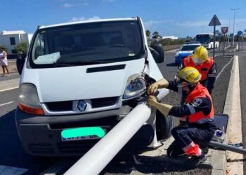 Van hits lamppost in Playa Blanca