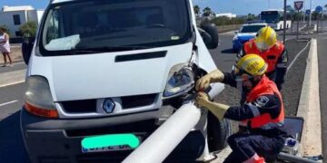 Van hits lamppost in Playa Blanca