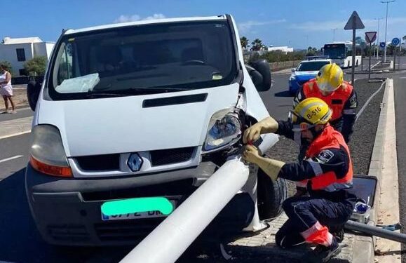 Van hits lamppost in Playa Blanca