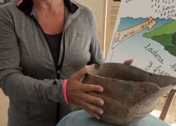 Tourists find ancient vase