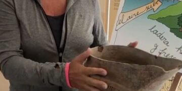 Tourists find ancient vase