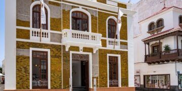 Visiting La Casa Amarilla