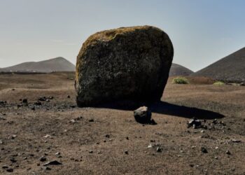 Visiting the Montaña Colorada bomb