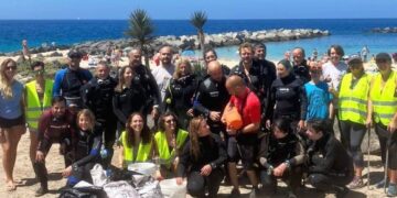 Volunteers remove plastic from Playa Flamingo