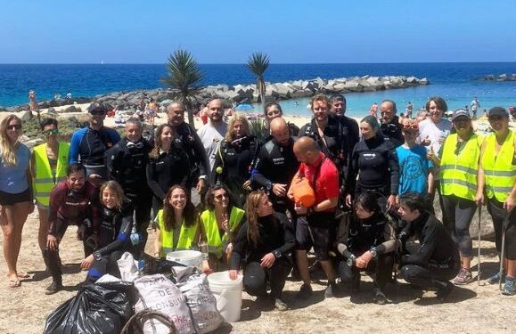 Volunteers remove plastic from Playa Flamingo