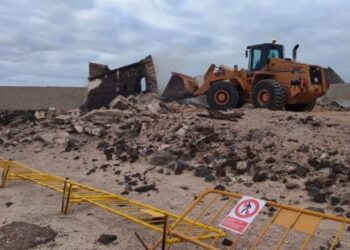 Islote del Francés wall demolished for safety