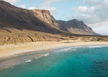 Woman rescued after suffering injury at Playa del Risco