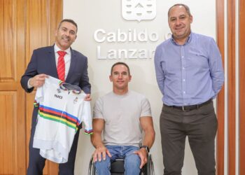 World handbike champion visits the Cabildo