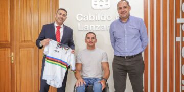 World handbike champion visits the Cabildo