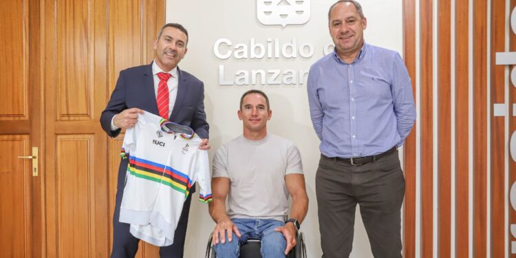 World handbike champion visits the Cabildo
