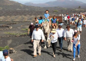 Yaiza invites you to the traditional grape harvest