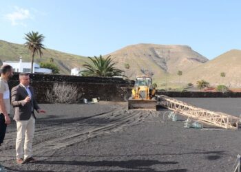 Yaiza Ayuntamiento removes pylons