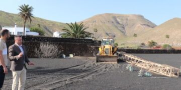 Yaiza Ayuntamiento removes pylons